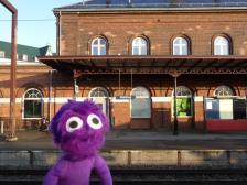 Nach einer langen Nacht im Zug sind wir endlich in D&auml;nemark.  Knut ist ziemlich m&uuml;de, aber aufgeregt!