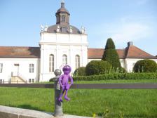 Knut vor seinem Präsidentenpalast, kurz bevor er...