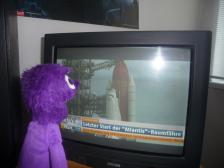 Tja, immerhin sind wir live am Fernseher dabei. Irgendwann gucken wir uns mal einen Raketenstart in echt an. Vielleicht eine Delta 4 Heavy, die soll ja auch gut abgehen...