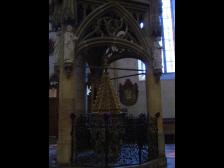 Das Weihwasserbecken hat es Knutine besonders angetan