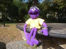 Mit Shirt und Mütze.