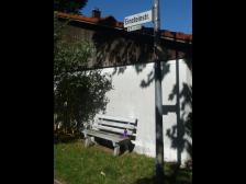 Ah, endlich eine Bank. Dieser Einstein war sicher ein entspannter Mensch.