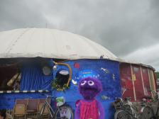 Minnie vorm Luftschloss. Der nächste Regenschauer ist schon im Anmarsch.