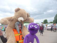 Knut hat etwas Angst vor Riesenteddybären...