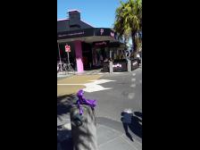 man bemerke den Linksverkehr (geparktes Auto)