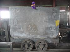 400 Kilo wiegt so ein Wägelchen, und kann eine Tonne Kohle transportieren... oder einen Knut!