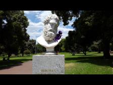 Herkules schaut zwar ernst, tut aber nichts.