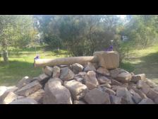 Knutine, komm' schon! Anstatt drauf zu sitzen, koennest du mir helfen den Hammer zu heben!