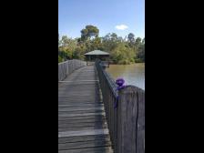 Jemand hat seine Angel auf der Brücke vergessen.