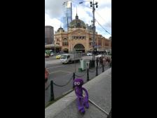Vor dem Flinders Street Bahnhof mit dem Eureka Wolkenkratzer im Hintergrund.
