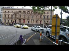 Das viktorische Staatsparlament & Standesamt. Knut streckt sein Beinchen aus.