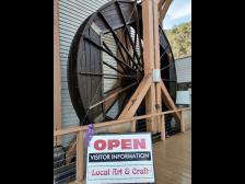 Ein Riesen-Wasserrad im Einsatz vorm Stadt-informations-zentrum.