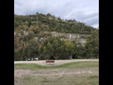 Die andere Seite der Felswand ist größtenteils bewaldet