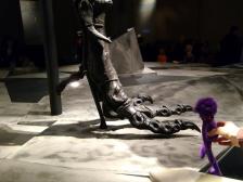 Das sind Füße! Hollie ist beeindruckt!