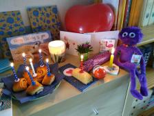 Holly ist es noch gar nicht gewohnt im Mittelpunkt zu stehen.