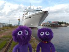 vor der "SuperStar Libra", auf der Werftarbeiter wohnen