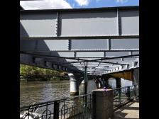 Unter den Brückenverstärkungen