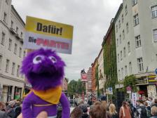 18 Uhr, Heinrichplatz, Kreuzberg. Die Menge tobt!