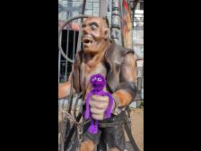 Der freundliche Mitarbeiter tr&auml;gt mich herum!