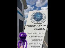 Als Knutkanzler kann ich sicher auf Kommandoebene einsteigen! Wo ist meine goldene Uniform?