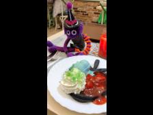 Einmal schwarze Gruselwaffel mit Eis für Holly!