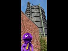 Mal wieder ein Knut vorm Gasometer! Kjell zeigt sich beeindruckt.