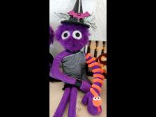 Hexe Holly mit ihrem neuen Liebling auf dem Arm!